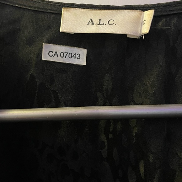 A.L.C. Black silk leopard wrap blouse plunge neck with tie xs designer - Picture 10 of 10